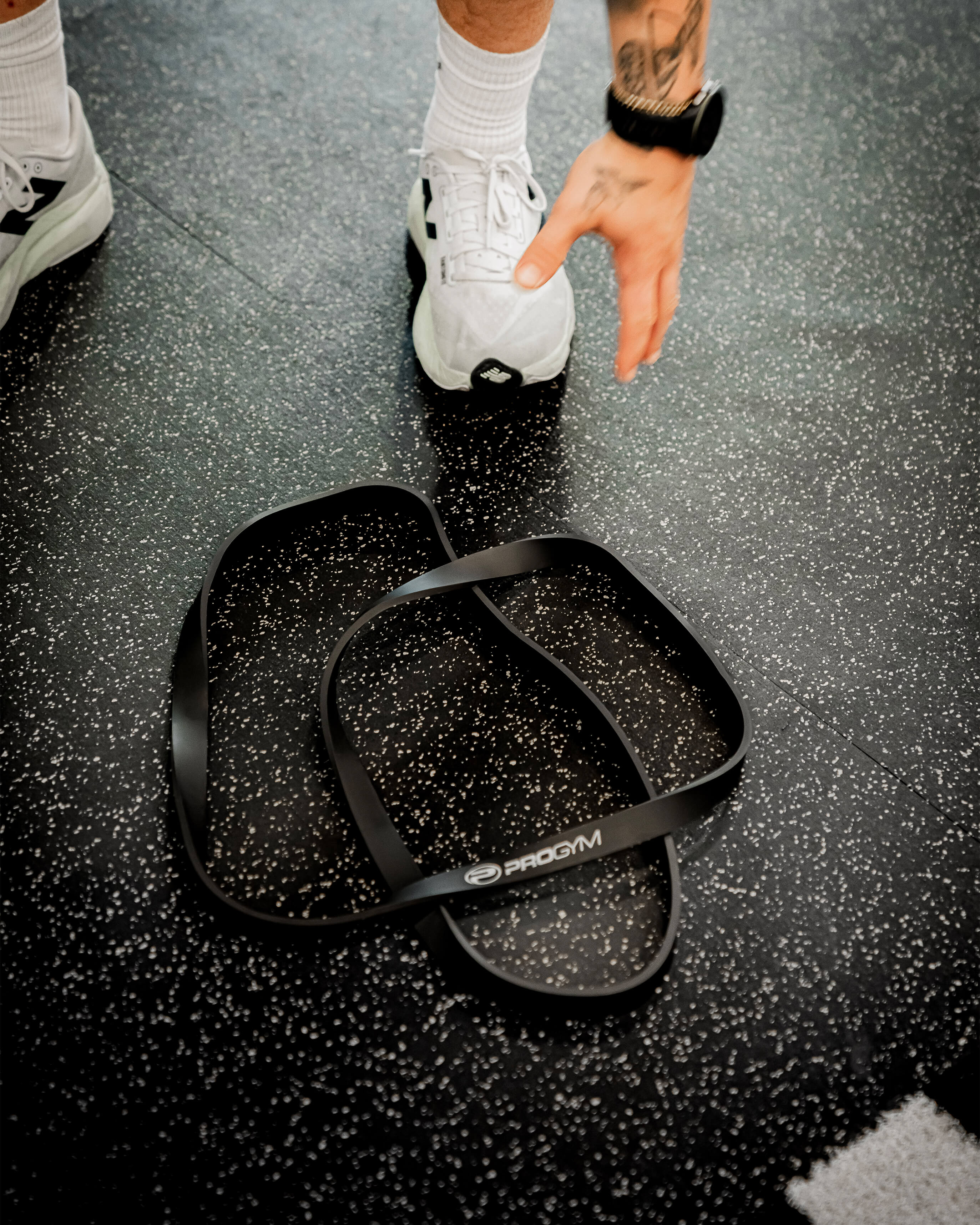 Bande de résistance ProGym noire posée au sol d’une salle de sport