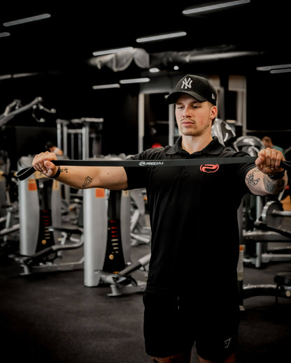 Entraîneur ProGym effectuant un exercice avec une bande de résistance noire