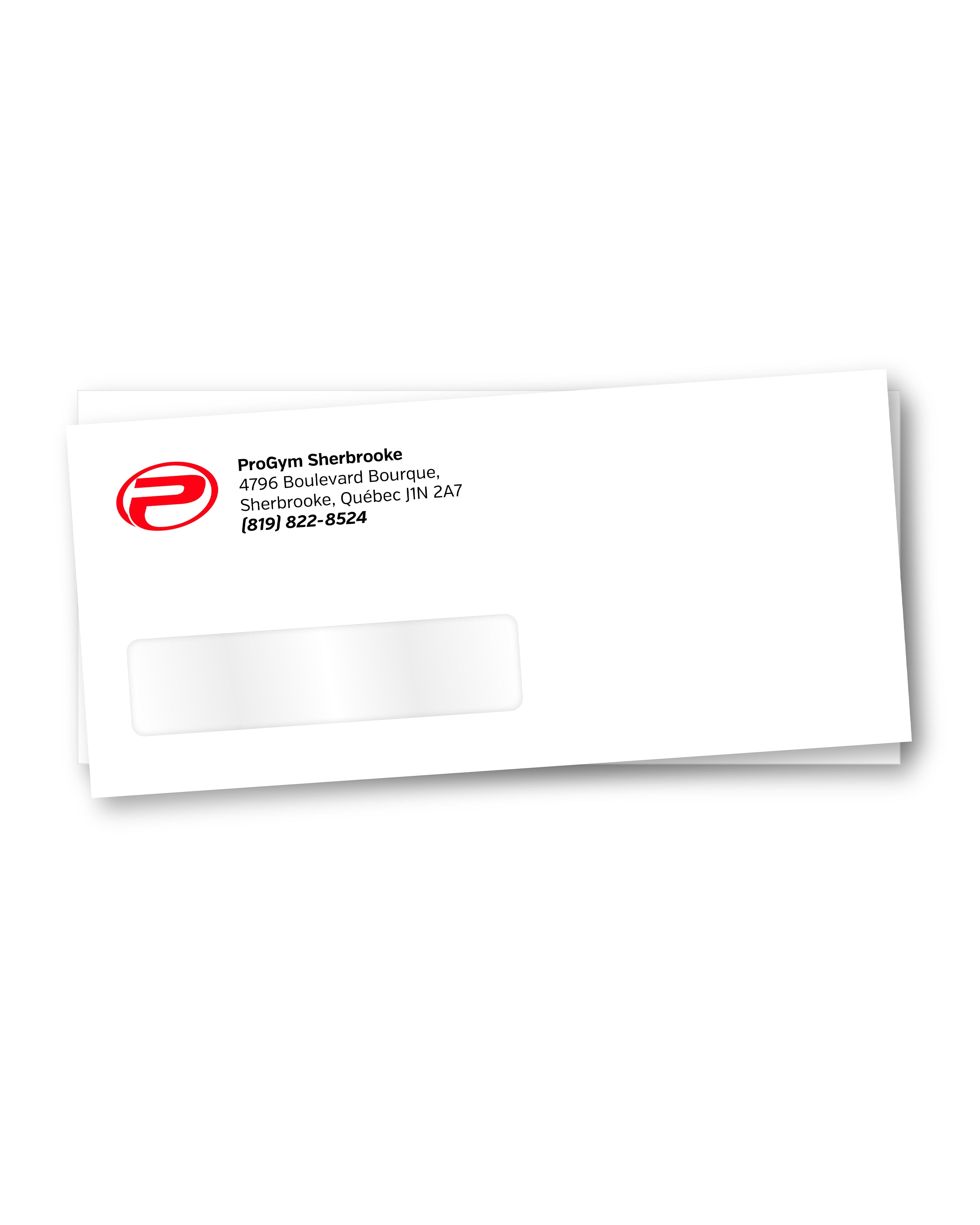 Enveloppe blanche avec fenêtre, logo rouge ProGym Sherbrooke en haut à gauche, suivi de l’adresse complète et du numéro de téléphone en texte noir et gras.